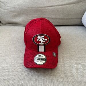 San Francisco 49ers 2024 Sideline 39THIRTY Stretch Fit hat.